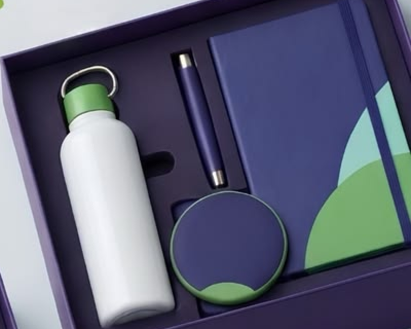 Kit de brindes corporativos personalizados: garrafa, caneta, porta-copos e caderno na caixa